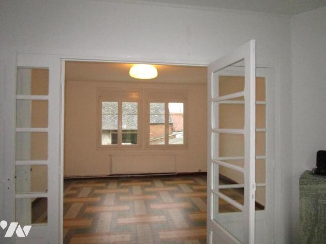 MAISON INDIVIDUELLE EN RETRAIT DE RUE AVEC DEPENDANCES