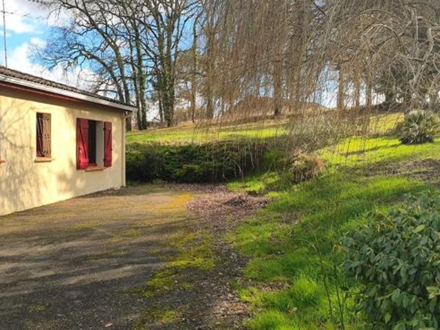 Maison individuelle récente avec garage et magnifique terrain arboré de 2000 m²