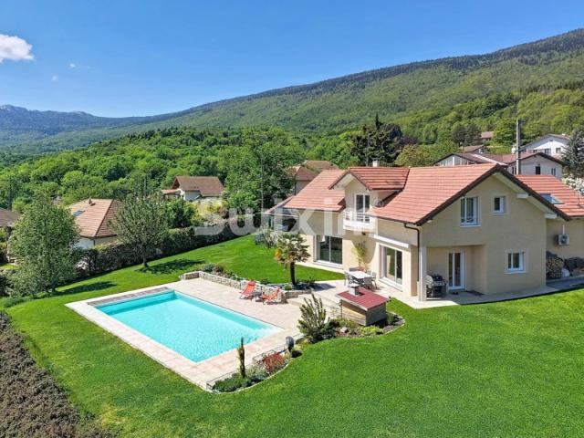 Maison individuelle T10 de 322m2 sur terrain de 1'748m2!