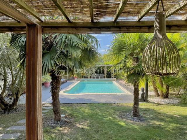 Maison individuelle type 8 de 250 m2 avec piscine, sauna, jacuzzi