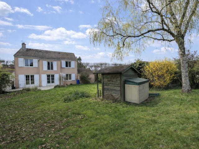Maison individuelle 120 m2 7 pièces 4 chambres terrain 561 m2 garage