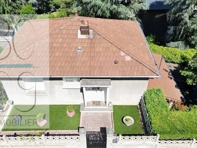 Maison individuelle 3 chambres Bel Air parcelle 814m2 grand garage atelier et stationnement