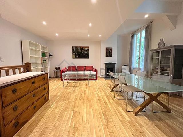 Maison individuelle 3 chambres meublée avec cheminée Alésia Paris 14°
