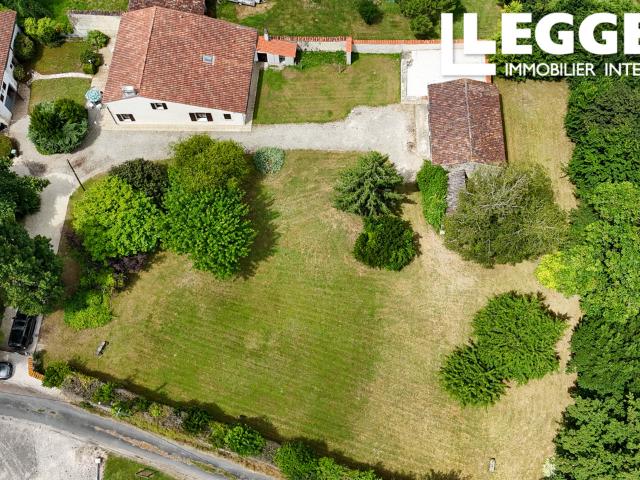 Maison individuelle: 4 chambres 2 salles de bains. Dépendances et parc jardin. Endroit calme et tranquille