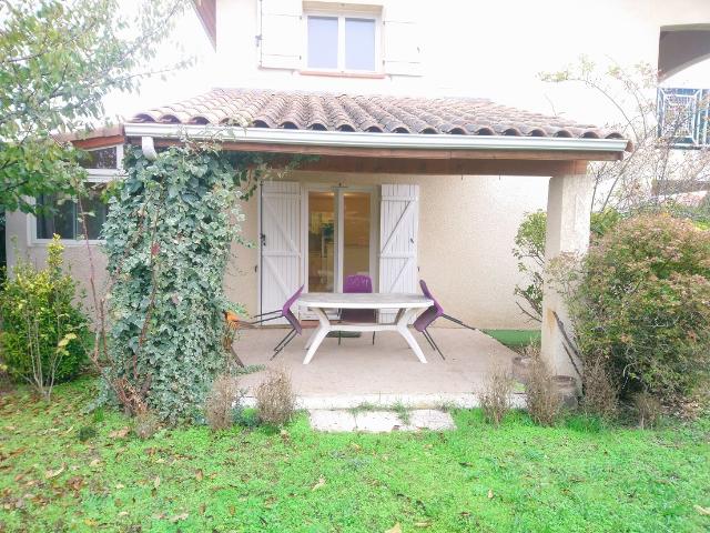 Maison individuelle, 4 chambres, avec jardin arboré et prestations générales de qualité