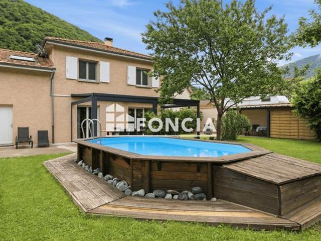 Maison individuelle 5 pièces avec jardin paysager et piscine
