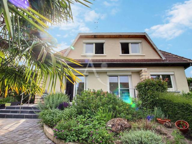 Maison individuelle 5 pièces 113 m² sur un terrain de 800 m² à Maurepas