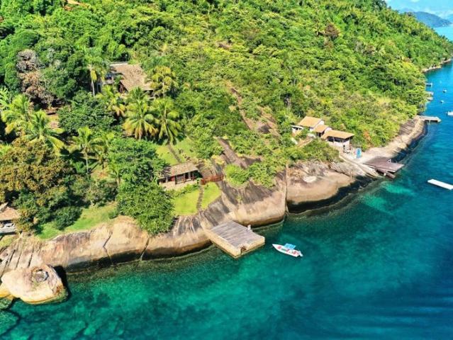 Maison idyllique au bord de l'eau avec jetée à Paraty