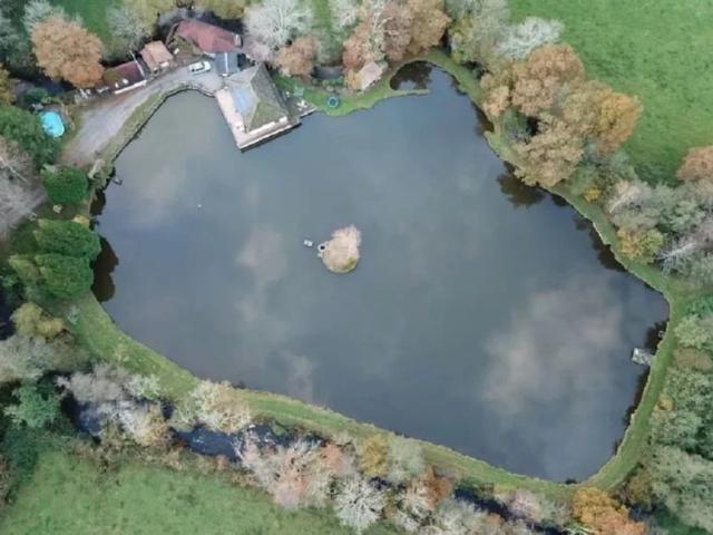 Maison idyllique au bord d'un lac avec gîtes Haute Vienne
