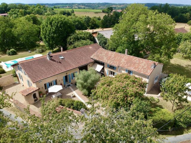 Maison isolée avec deux gites offrant des possibilités de re. 281m² Ribérac