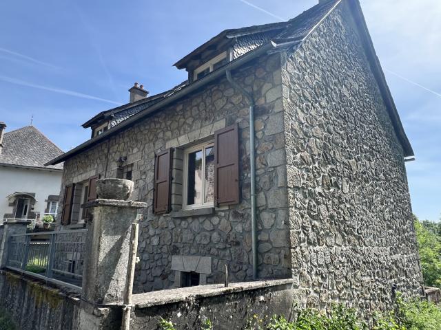 Maison 5 pièces JOU SOUS MONJOU 15800 en pierre et bon état