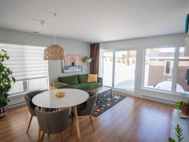Maison jumelé à louer 3 chambres et salle familiale