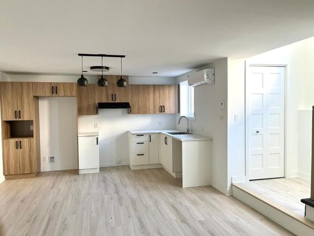 Maison Jumelée, 1/2 sous sol, 4 1/2, 1000pi2