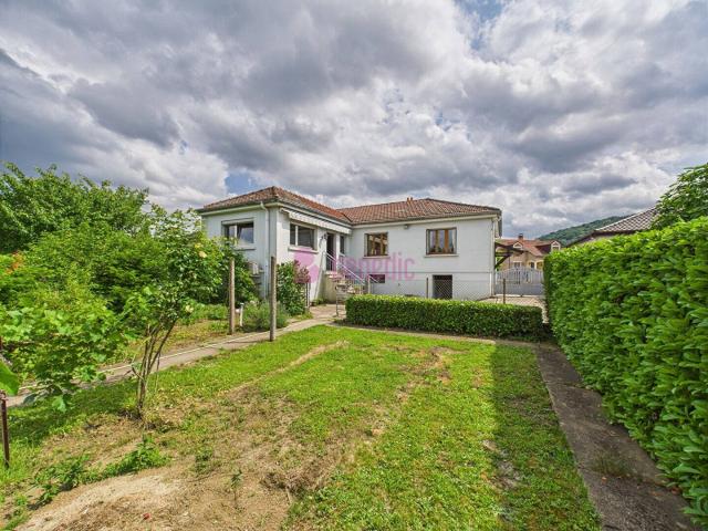 Maison jumelée d'un côté, plain pied sur sous sol à ROMBAS