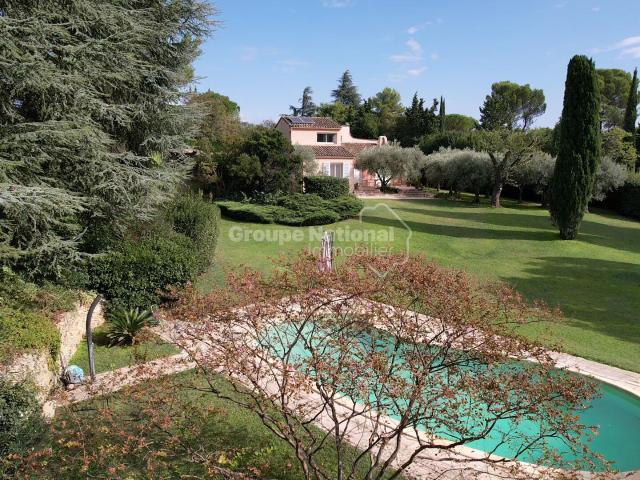 Maison Orange centre 8 pièce s 180 m2, 4 chambres dont une suite parentale en rez de chaussée, piscine, 4030 m2 de terrain