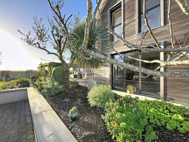 Maison ossature bois avec panneaux solaires, SPA et matériaux de qualité