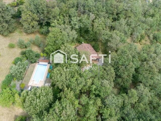 Maison ossature bois dans son ecrin de verdure