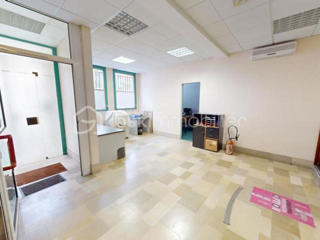 MAISON OU LOCAL COMMERCIAL A LADON