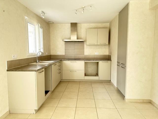 Maison Oyonnax 95 m2 terrain clos et plat de 264m2