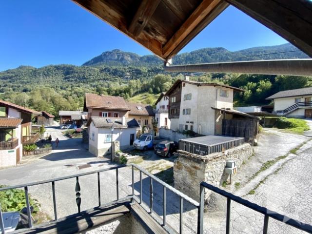 Maison locative de 2 appartements de 3.5 et 5.5 pces, caves et parking