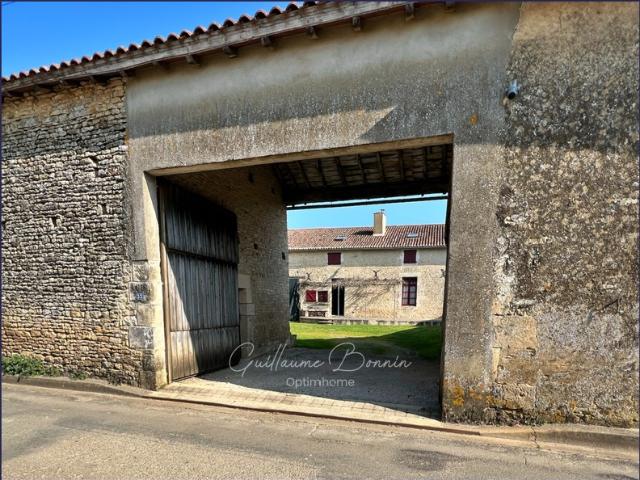Maison / Longère 7 pièces en pierre apparente rénovée 230m² + dépendances cour et jardin à 35mn de Poitiers