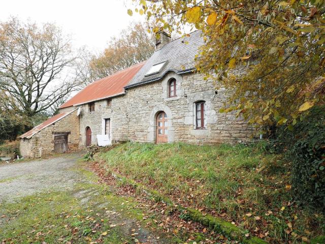 Longère à rénover avec 2 hectares de terrain environ, environnem