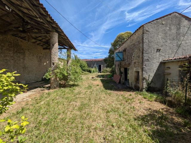 Grande longère et une grange à rénover avec terrain constructibl