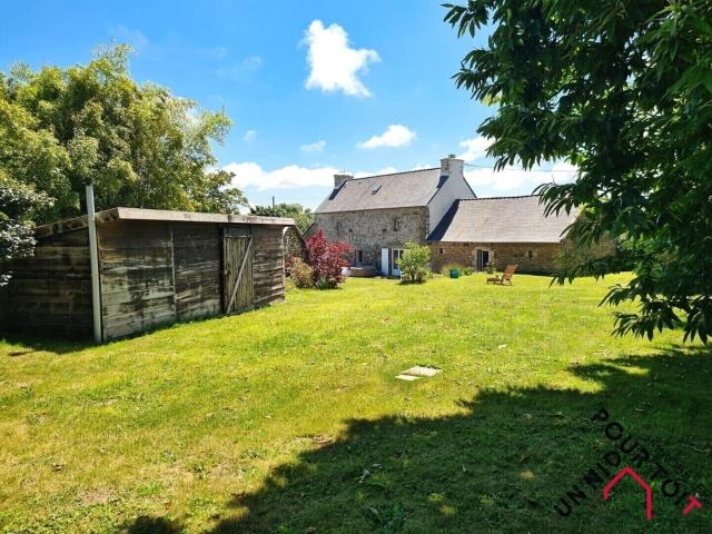 LONGERE EN PIERRE AVEC GITE ATTENANT