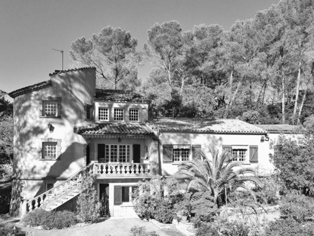 Maison Lorgues de 206 m² 4 chambres, un studio sur 6100 m² de terrain