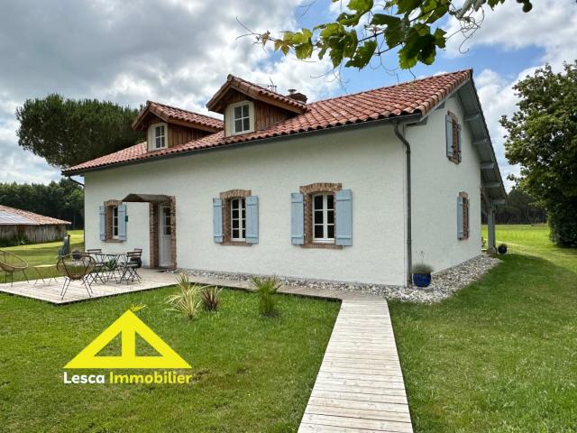Ensemble immobilier avec 2 maisons et dép. sur 4 ha 6700 m²