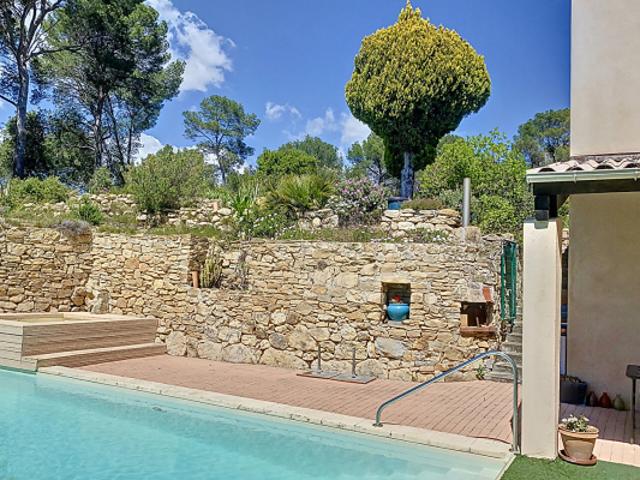 Maison Le Castellet de 9 pièces de 264 m² avec Piscine et Jacuzzi sur un Terrain de 4424 m²