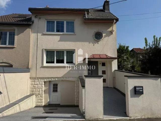 Maison libre des 3 côtés à Audun le Tiche