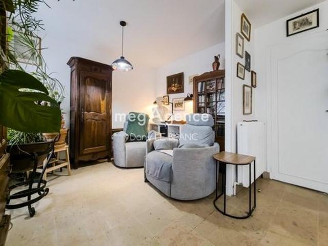 Maison lumineuse avec beau terrain et sous sol total