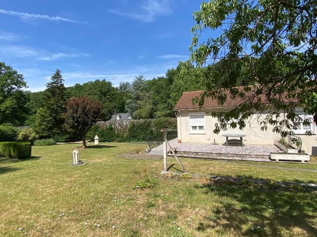 Maison lumineuse avec dépendance et terrain clos dans un cadre verdoyant Montrichard