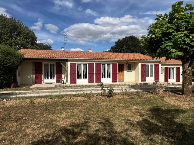 Maison Lumineuse Avec Parc Clos de 4500 m² 150m² Le Grand Madieu