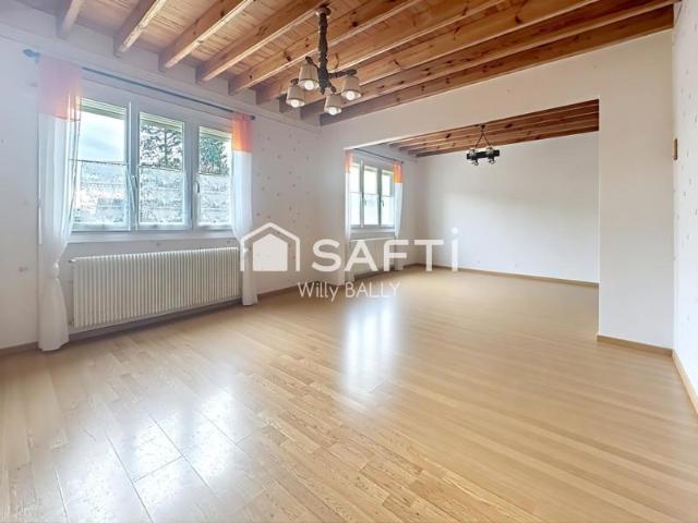 Maison lumineuse de semi plain pied.