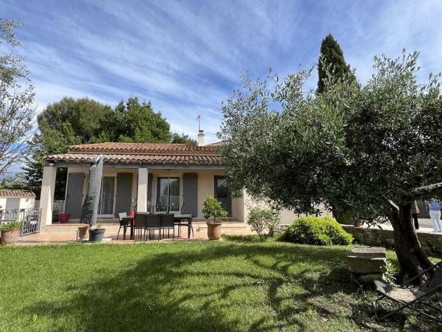 Maison lumineuse et fonctionnelle avec piscine, jardin arbor. 168m² Saint Chaptes
