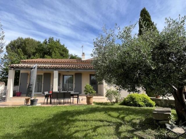 Maison lumineuse et fonctionnelle avec piscine, jardin arboré.