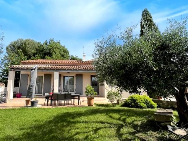 Maison lumineuse et fonctionnelle avec piscine, jardin arboré.