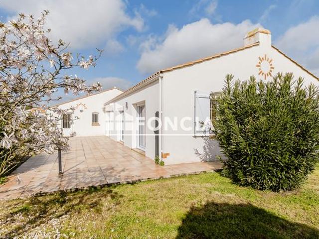 Maison lumineuse en centre ville avec grande terrasse et terrain clos de 568 m²