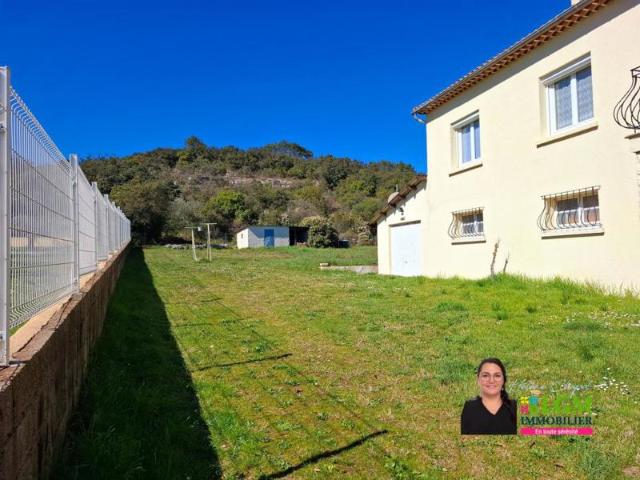 Maison lumineuse – 4 chambres + studio indépendant – grands garages – beau potentiel