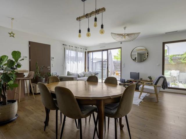 Maison moderne 4 chambres à Mérignac, 110 m²