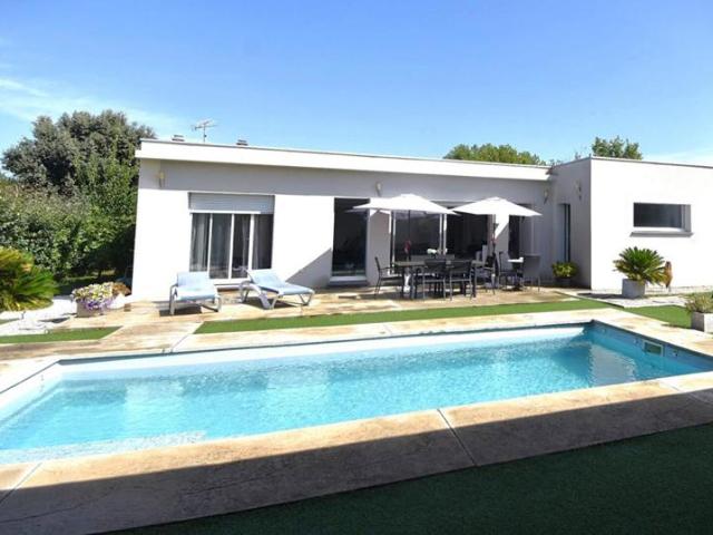 Maison Moderne avec maisonnette et piscine
