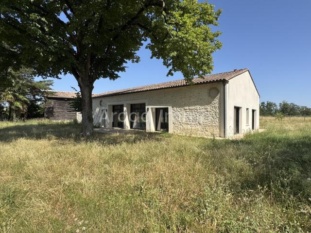 Maison moderne avec double garage, séchoir à tabac, 2 abris. 145m² Lagupie