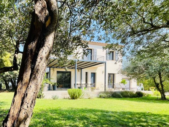Maison moderne avec jardin arboré