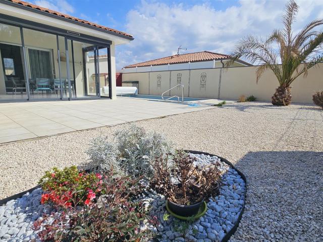 Maison moderne avec piscine chauffée et double garage 125m² Dax