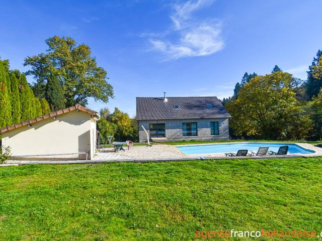 Maison moderne avec piscine et étang de pêche