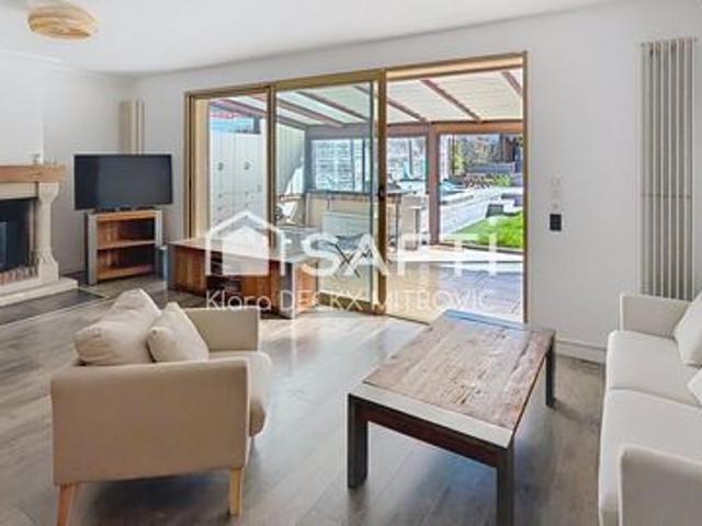 Maison moderne cinq chambres avec spa et dépendance