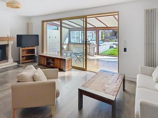 Maison moderne cinq chambres avec spa et dépendance