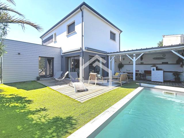 Maison moderne de 2018 avec suite parentale et piscine